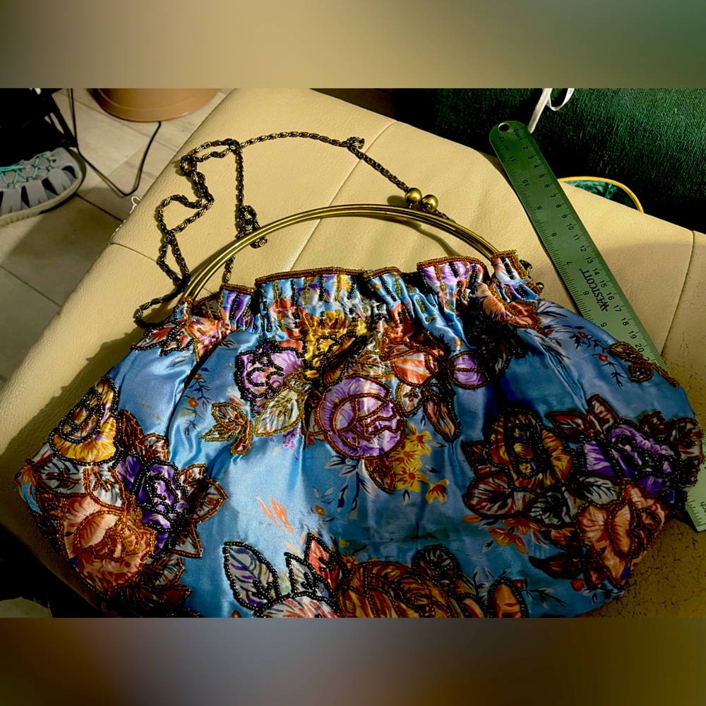 Vintage Style Crossbody Purse with KissClasp in antique Brass